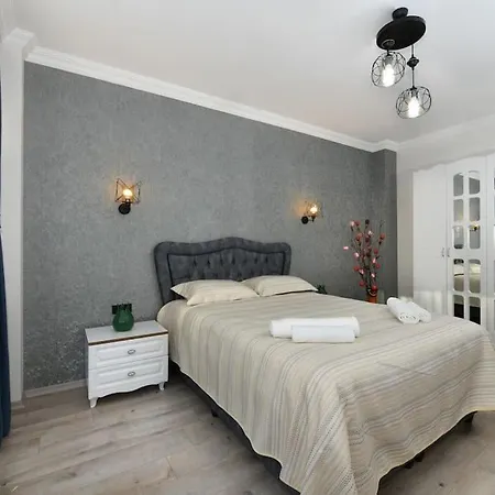 Apartment Center 8 *