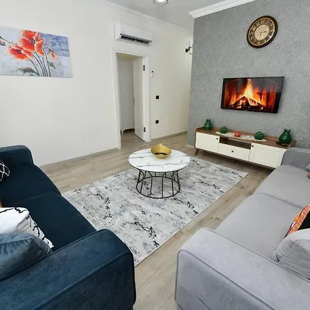Center 8 Apartment *